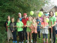 Groß und Klein bei der Eröffnung der Laufstrecken in Bezau und Lingenau