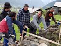 An der Via Valtellina werden die alten Trockensteinmauern saniert und wiedererrichtet